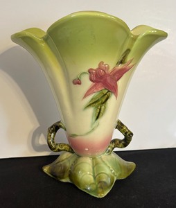 lot 371 image: Vintage Woodland Rose Vase by Hull Pottery