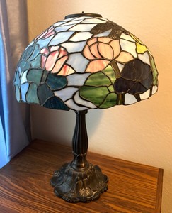 lot 9 image: Stained Glass Table Lamp with Floral and Dragonfly Design