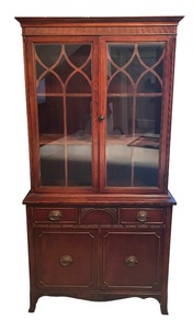 lot 20 image: Vintage Mahogany China Cabinet with Glass Doors