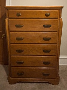 lot 2 image: Vintage Ethan Allen Heirloom Nutmeg Maple Colonial Early American Chest of Drawers  Dresser