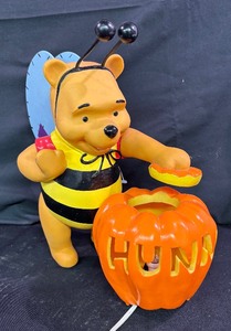 lot 491 image: Disney Winnie the Pooh Honey Pot Halloween Bumble Bee Lighted Pumpkin Lamp