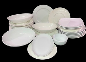 lot 495 image: Wonderful White Platters, Bowls and Plates by Alani, Syracuse, FOH, B. Smith, Villeroy & Boch, Steelite and More