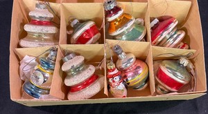 lot 541 image: Variety of Vintage Ornaments