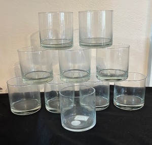 lot 555 image: Ten Clear Glass Vases