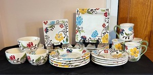 lot 27B image: Jardine Vida Dinnerware Designed by Eva Mendes