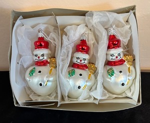lot 585 image: Festive Snowman Ornaments