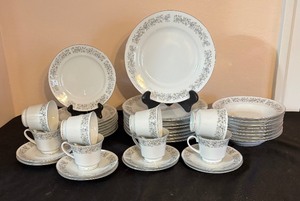 lot 586 image: Dynasty Elegance Fine China Service for Eight