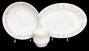 lot 587 image: Three Pieces of Dynasty Fine China Dishes