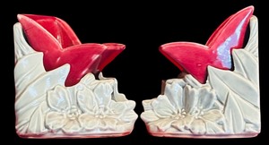 lot 400 image: Pair of Vintage1953 McCoy Blossom PlanterBookends, Gray & Burgundy