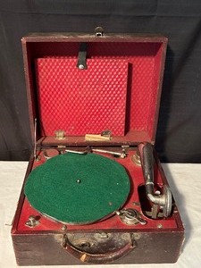 lot 569 image: Vintage Carryola Portable Hand Crank Victrola 78 Phonograph Record Player