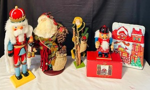 lot 562 image: Vintage Holiday Decor Including 15 Nutcracker