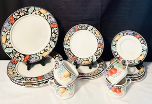 lot 564 image: Lynns China Plates, Saucers and Mugs