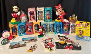 lot 566 image: Disney Collectables including 1994 Vintage Walt Disney Snow White Collector Series Coca-Cola Burger King Cup and Many More