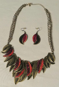 lot 431 image: Beautiful Fashion Jewelry including Necklace and Matching Earrings