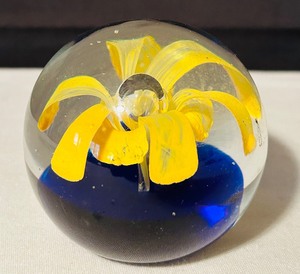 lot 432 image: Vintage Flower Paperweight 2.5 Yellow & Blue Big Suspended Bubble