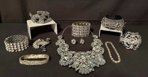 lot 434 image: Variety of Rhinestone Fashion Jewelry