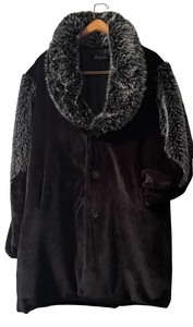 lot 396 image: Stylish Faux Fur Coat