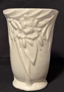 lot 139 image: Vintage Nelson McCoy Pottery Vase Leaves Berries Flowers