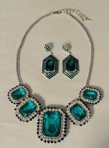 lot 425 image: Gorgeous Green Fashion Jewelry Set