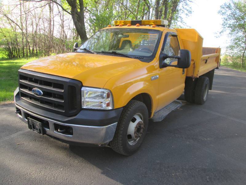 lot 2 image: 2006 Ford Dump Truck