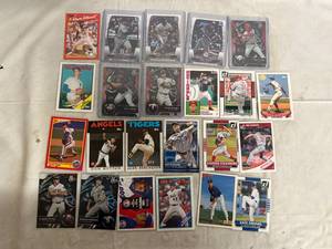 lot 7 image: 23 Current and Former Baseball Cards