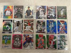 lot 25 image: 18 Current and Former Baseball Cards