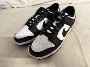 lot 58 image: Mens Size 8.5 White and Black Nike Lows