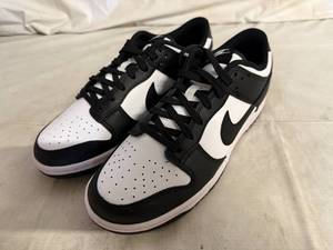 lot 59 image: Mens Size 8.5 White and Black Nike Lows