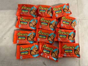 lot 231 image: 12 Reeses Carmel Big Cups