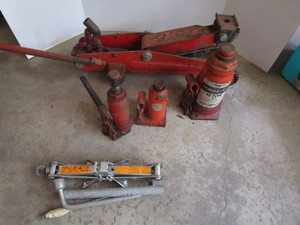 lot 45 image: Floor & Bottle Jacks