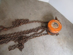 lot 47 image: Delco 1T Chain Hoist