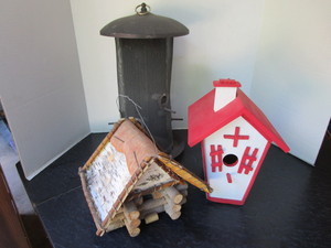 lot 92 image: Bird Houses & Feeder
