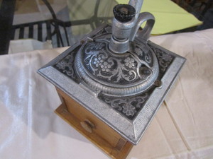 lot 18 image: Box Coffee Grinder