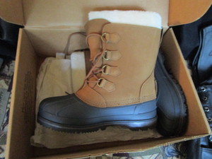 lot 108 image: New Baffin Winter Boots, Sz 8