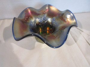 lot 23 image: Fenton Holly Carnival Dish
