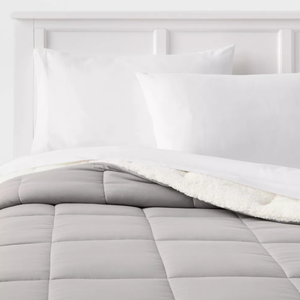 lot 326 image: TwinTwin XL Faux Shearling Washed Microfiber Reversible Comforter - Room Essentials