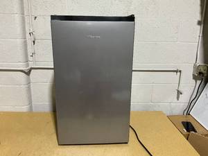 lot 106 image: Hisense 4.4 Cu ft Single Door Mini Refrigerator