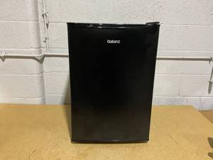 lot 107 image: Galanz 2.5 Cu ft One Door Fridge