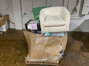 lot 906 image: Wholesale Pallet of Miscellaneous Items