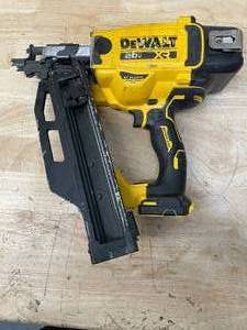 lot 9 image: Dewalt Framing Nailer (tool only)