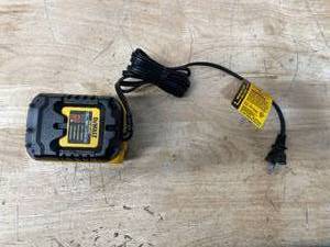 lot 4 image: DEWALT 20V 5Ah Battery with Charger