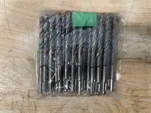 lot 98 image: Lot of 32 12 in drill bits Milwaukee