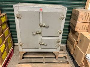 lot 10 image: Vintage Ice Box-With Shelves & Drainage