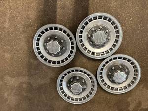 lot 11 image: 4 Hub Caps