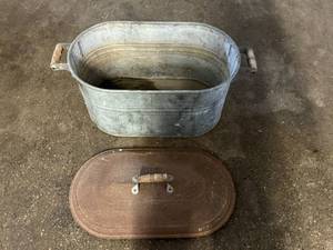 lot 14 image: Vintage Galvanized Oval Metal Wash Tub