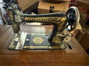 lot 17 image: Vintage Franklin Sewing Machine
