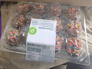 lot 414 image: CC. 4x 10oz Mini Chocolate Cupcakes-122025-Peanut Free