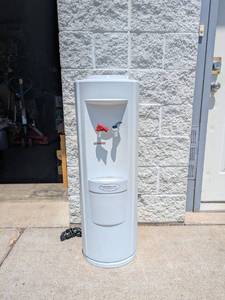 lot 3 image: HOT & COLD BOTTLE WATER DISPENSER