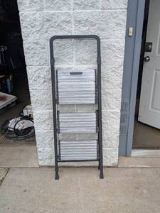 lot 22 image: COSCO 3-STEP STOOL