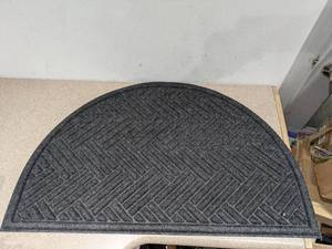 lot 83 image: NEW FRONT ENTRY RUG